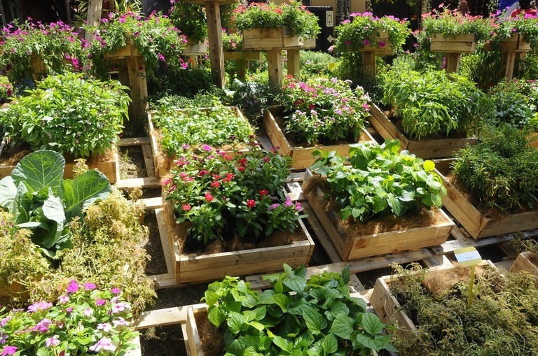 Ways To Decorate Your Garden With Recycled Materials Ways To Decorate Your Garden With Recycled Materials