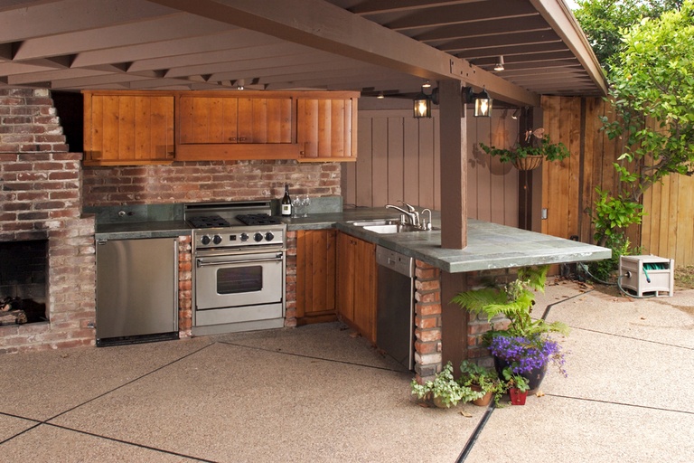 How to Choose the Right Size and Layout for Your Outdoor Kitchen? How to Choose the Right Size and Layout for Your Outdoor Kitchen?