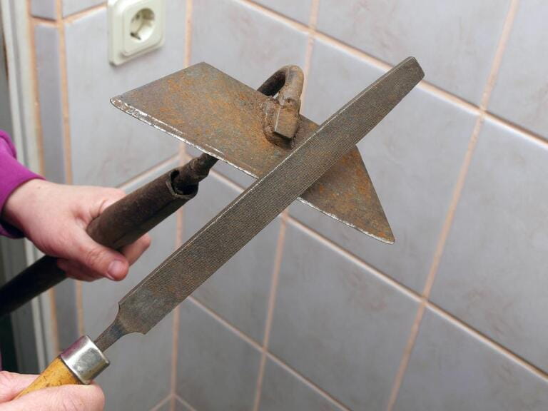 How to Sharpen a Hoe? How to Sharpen a Hoe?